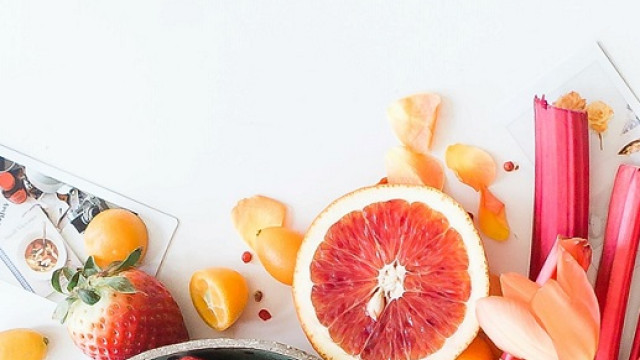 foto di un'arancia tagliata a fette e altri frutti e fiori