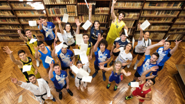 Studenti in divisa sportiva all'interno della Biblioteca storica di Lettere