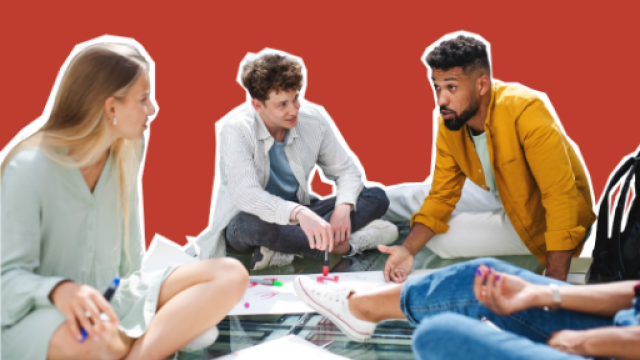 gruppo di studenti seduto a parlare gruppo di studenti seduto a parlare