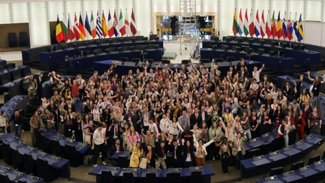 Foto di tutti gli studenti partecipanti ad una riunione ESA