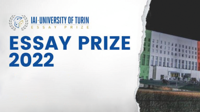 essay prize 2022 immagine di un foglio strappato con edificio illuminato da bandiera italiana