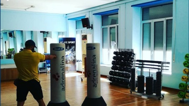 foto di un ragazzo che fa pugilato in una palestra