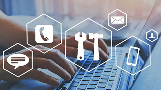 mani che scrivono sulla tastiera di un pc