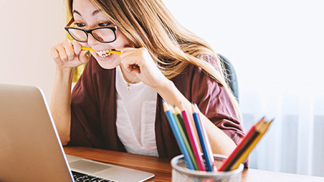Ragazza che guarda preoccupata lo schermo di un laptop