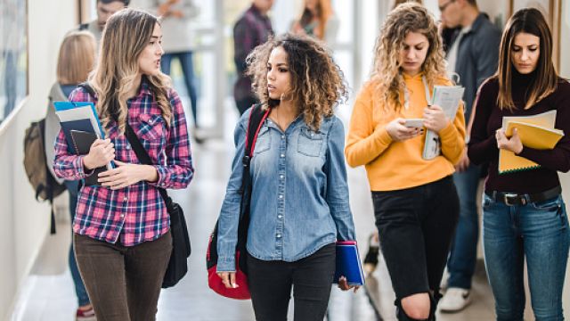 Getty images/Skynesher Studentesse chiacchierano camminando nella hall di un campus