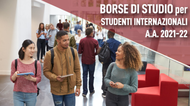 due studentesse e uno studente in un corridoio