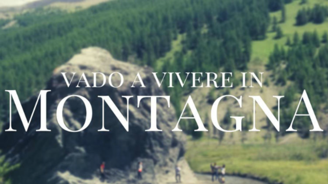 fotografia di un paesaggio montano sullo sfondo con scritta vado a vivere in montagna in primo piano