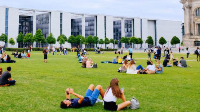 Render di ragazzi e ragazze sedute in un parco