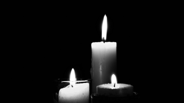Tre candele accese su sfondo nero
