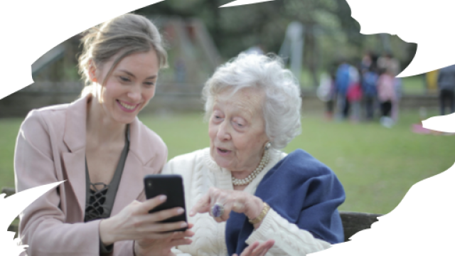 una persona anziana e una persona giovane con uno smartphone in mano