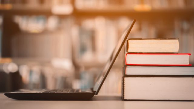 Libri e computer su un tavolo