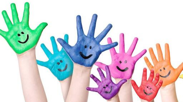 Centro estivo Mani di bambino aperte e colorate