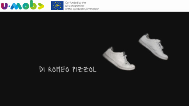 Due scarpe bianche su sfondo nero