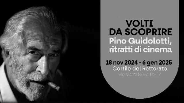 Foto in bianco e nero del volto di un uomo con barba e capelli bianchi, in bocca una sigaretta