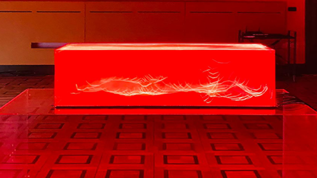 foto dell'opera, parallelepipedo trasparente con all'interno una luce in movimento