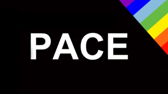 Titolo dell'avviso su sfondo scuro e bandiera della pace Titolo dell'avviso su sfondo scuro e bandiera della pace