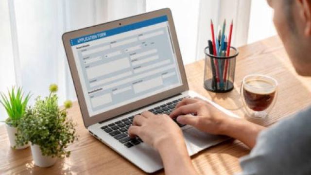 mani di un uomo che digita al computer