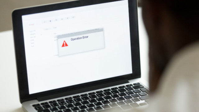 Persona davanti al PC bloccato per un errore