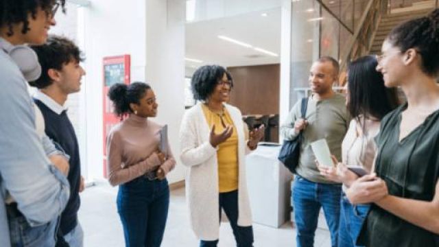 gruppo di persone che discute in cerchio