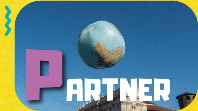 Un palloncino con grafica del pianeta Terra vola in cielo