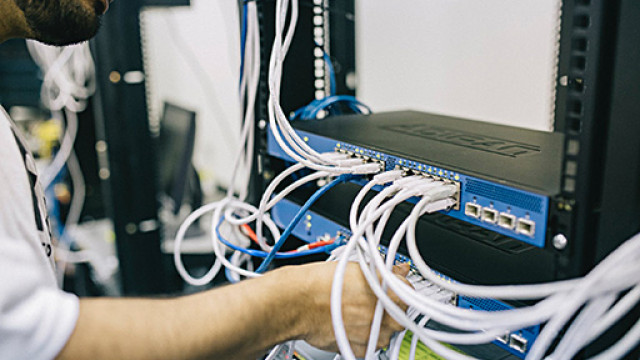 Sabato 30 novembre 2019 a partire dalle ore 14: siti di struttura di Ateneo temporaneamente non raggiungibili server con cavi - credits pexels-photo-442150