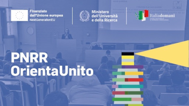 PNRR Orienta UniTo - Percorsi di educazione alla scelta e orientamento consulenziale Immagine di un aula universitaria in cui è in corso una presentazione in tonalità blu
