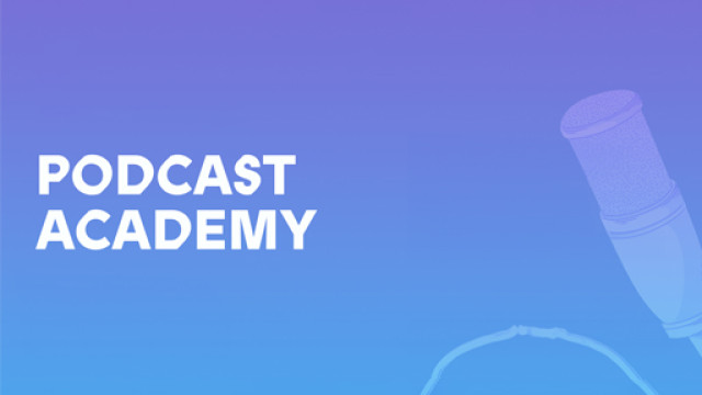 Sfondo con gradiente viola/azzurro con icona di un podcast e scritta podcast academy