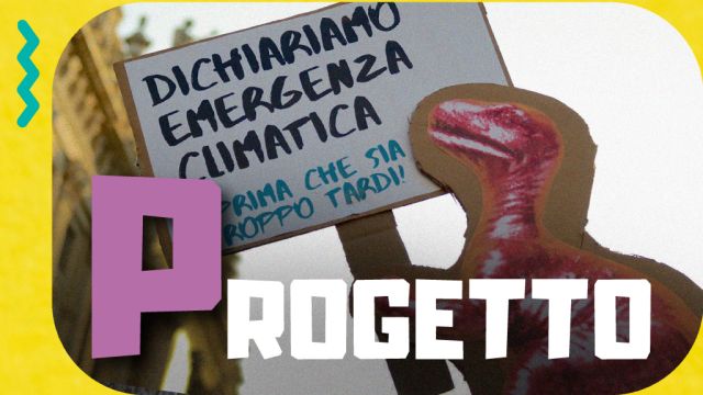 Il dinosauro rosa tiene un cartello "Dichiariamo emergenza climatica"