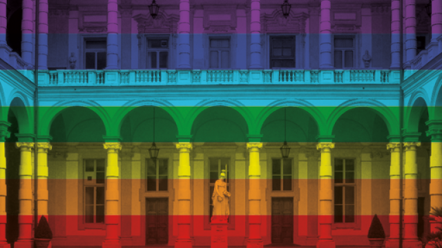 bandiera multicolore della pace, sullo sfondo il Rettorato