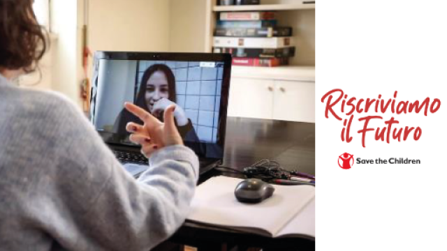 Foto di una studentessa collegata in video con un'altra studentessa