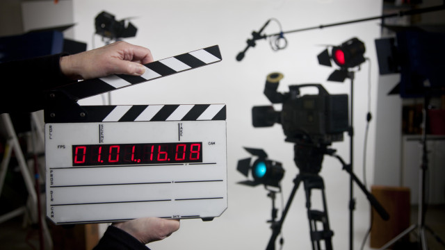 Due mani chiudono un ciak cinematografico