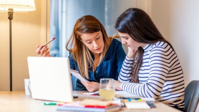 ©GettyImages due studentesse sedute al tavolo