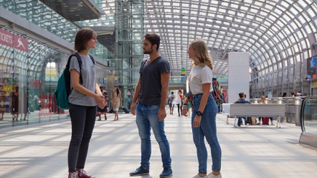 studenti studenti all'interno della stazione Porta Susa