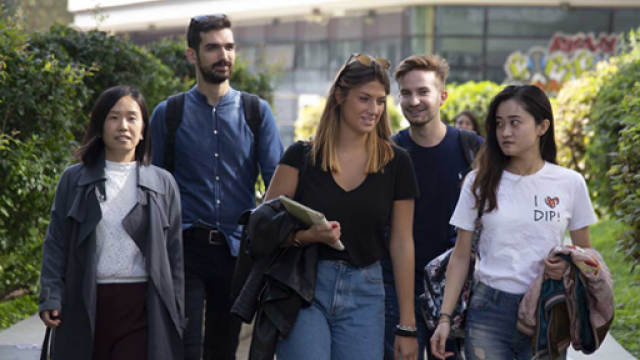 Studenti e studentesse foto di alcuni studenti e studentesse che camminano all'aperto