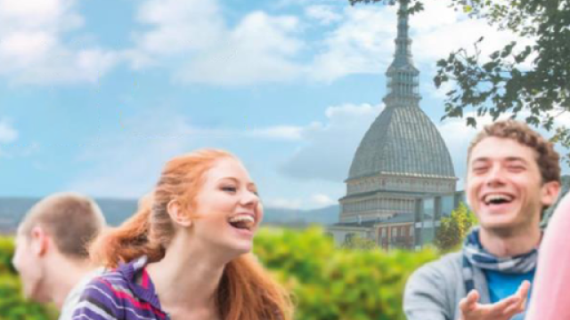 Il Centro Linguistico di Ateneo presenta il corso "ItalianOnline" un ragazzo e una ragazza sorridono, sullo sfondo la Mole