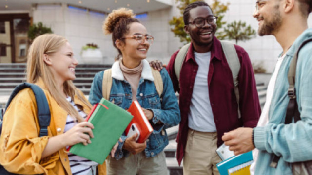 studenti che parlano tra loro studenti che parlano tra loro