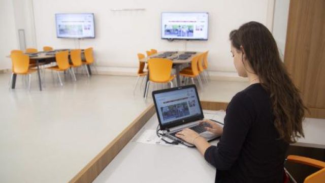 Tirocinante davanti al pc