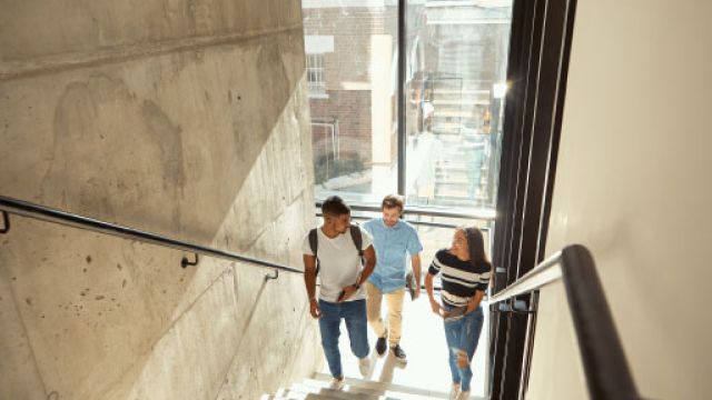Due ragazzi e una ragazza salgono le scale
