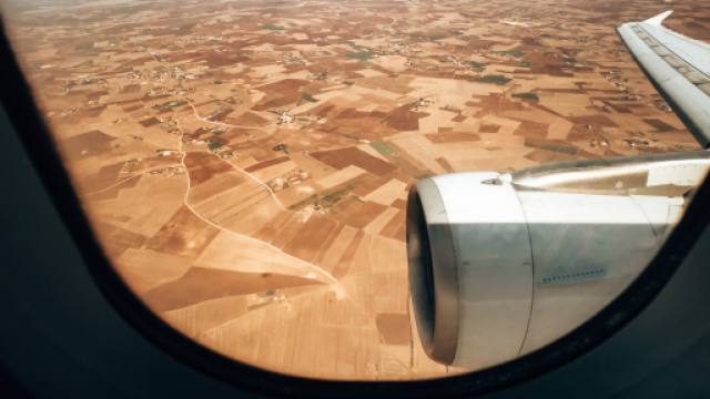 paesaggio visto dall'oblò di un aereo
