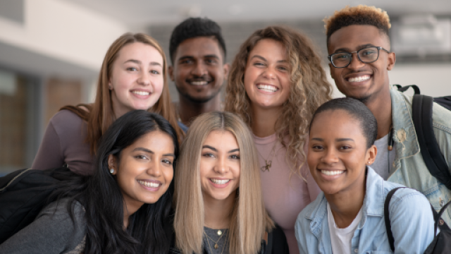 Ragazze e ragazzi in posa mentre sorridono