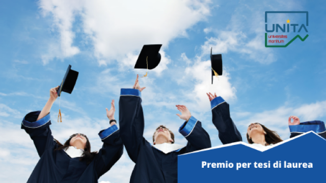 foto di laureati che lanciano il tocco in aria
