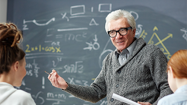 Bando Visiting Professors a.a. 20-21 professore a lezione in classe