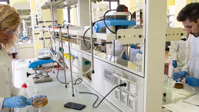 Interno di un laboratorio chimico