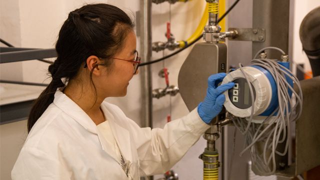 Ricercatrice in un laboratorio di fisica