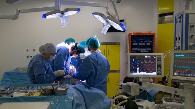 Operazione in corso in una sala operatoria