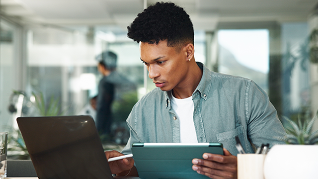 studente che studia davanti al computer