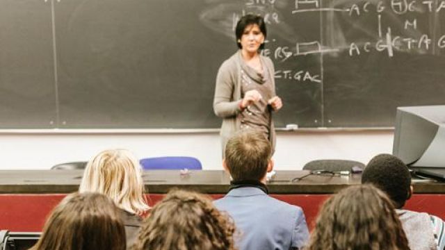 una docente fa lezione in aula