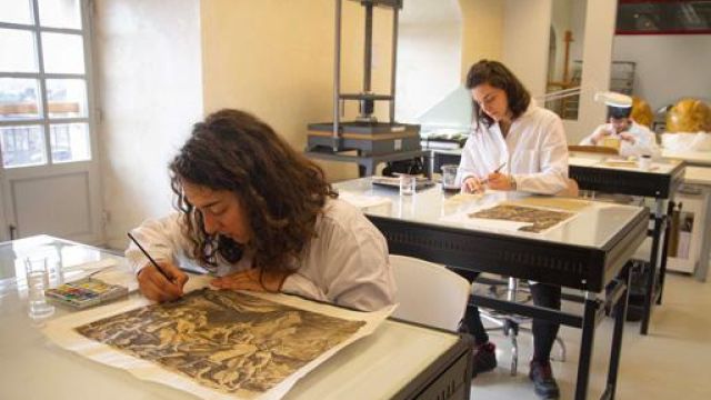 persone che restaurano opere