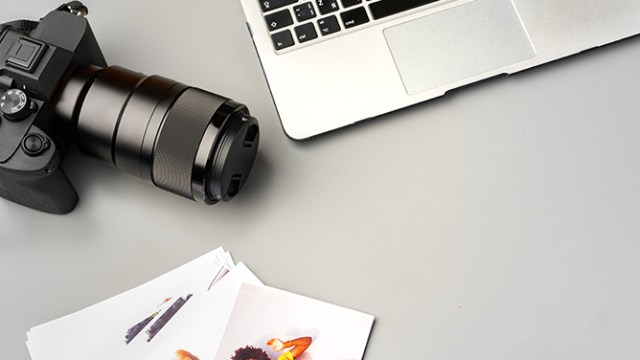 macchina fotografica, computer e fotografia stampate
