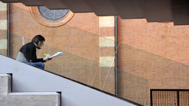 studentessa studia seduta sulle scale